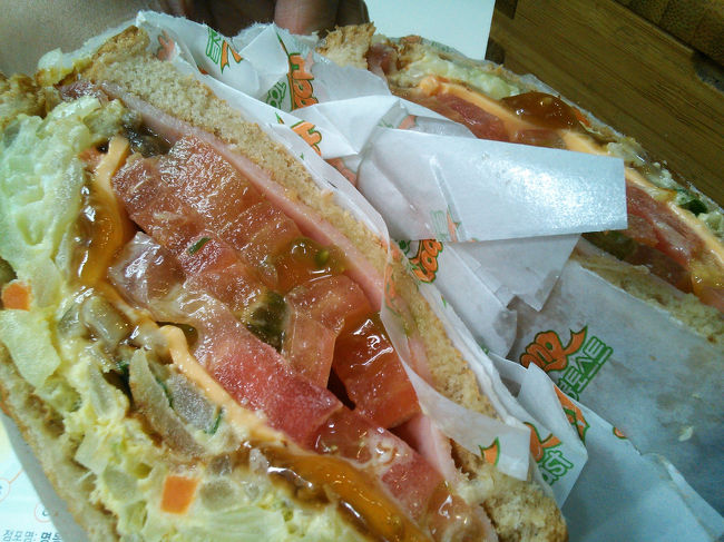 作りたてだし、オムレツおいしい〜<br />具だくさんで食べると落ちそうなほど！<br /><br />3500Wだったかな