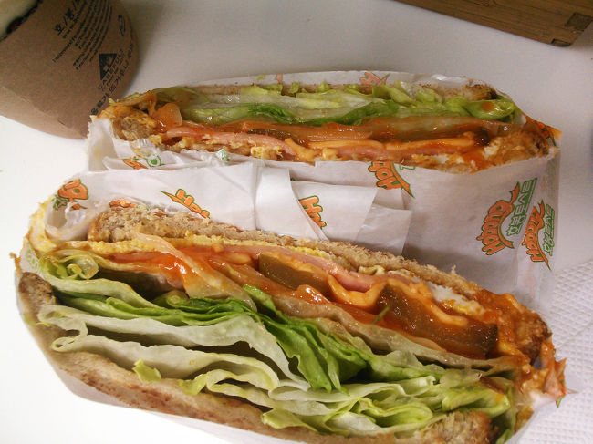 半分に切ってくれるので、2種類注文してハーフ＆ハーフで楽しめる。<br /><br />でも結構なボリューム！