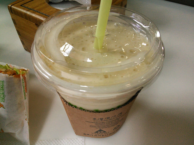 フレッシュジュースもあって、バナナジュースを注文。<br /><br />朝からお腹いっぱいです！<br />