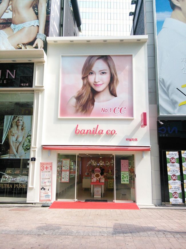 朝の明洞、お店はほとんど開店前。<br /><br />少女時代のジェシカ