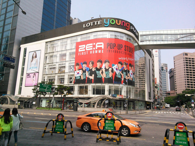 ロッテyoungプラザ<br /><br />もちろんまだ開いてません…<br /><br />ホテルに戻っても…と思い、たくさん食べたんだから仁寺洞まで歩こう！<br />(大袈裟に言いましたけどそんな大した距離ではないです…)<br />