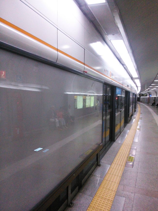 ランチを食べに明洞へ戻ります。<br />地下鉄で…<br /><br />いつも思いますが、ソウルの地下鉄はホームドアが設置されていて安全でいいと思います。<br />日本も採用すればいいのに…