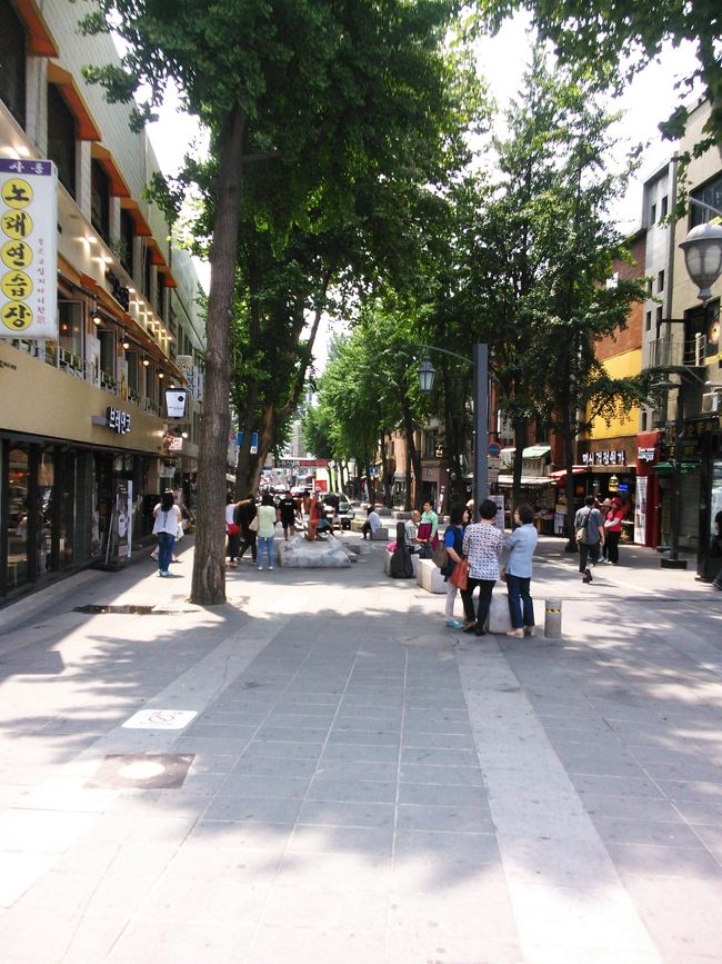 伝統工芸品のお店やギャラリー、カフェがたくさん並んであります。<br /><br />一軒一軒のんびり見て回るのが好きです。<br /><br />路地を入ればまだまだ韓定食や伝統茶のおいしいお店があるようなので、次回は調べて行きたいと思います。<br />