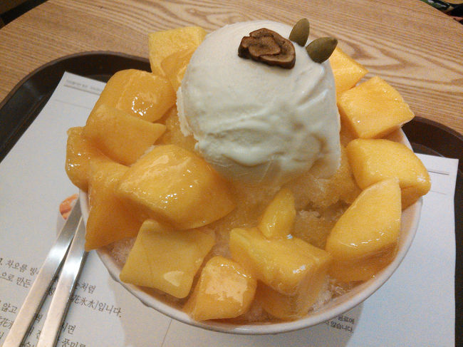 と言いつつも…ピンス♪<br /><br />仁寺洞のメイン通りの南の方…ざっくり過ぎでごめんなさい、お店の写真も名前も忘れてしまいましたが、<br /><br />マンゴーピンス〜！(今回のピンスランク2位)<br />氷は少し粗め、マンゴーが甘くてちょうどいい感じに凍ってる部分があっておいしかった〜☆<br />