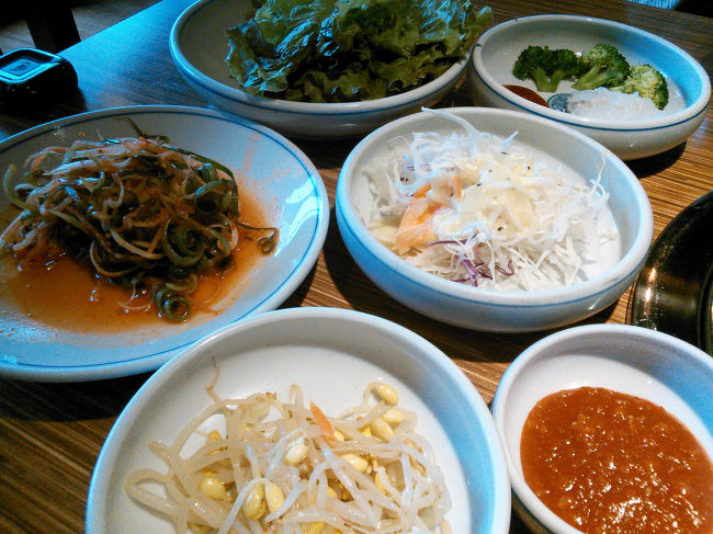 豚カルビ定食 10000W (通常12000W) と 牛カルビ定食 20000Wを注文→1人15000Wってこと。<br />ランチタイム11:30〜17:00<br /><br />とりあえずパンチャン…<br />