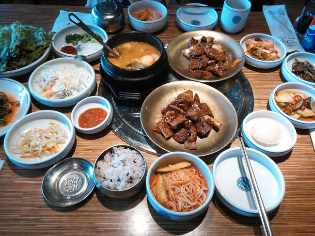 チゲもついて大満足！<br />お肉おいしかったですよ〜<br /><br />さすが明洞、日本語メニューもありました。安心ですね☆