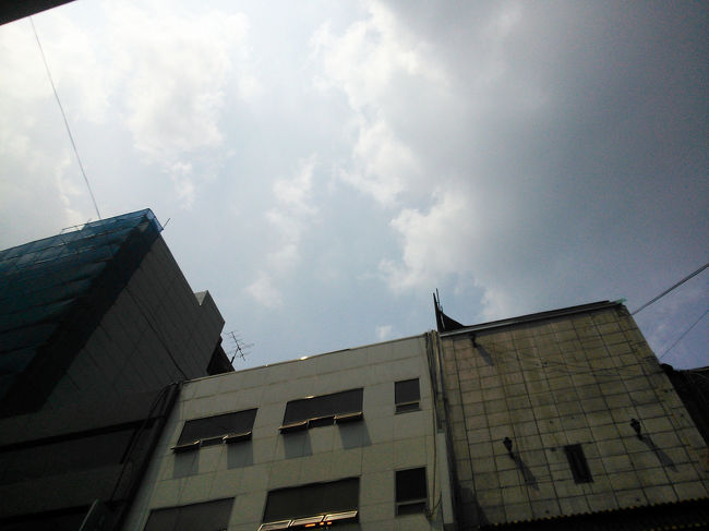 さてさて、そろそろ13時です。<br />天気はどうてしょう？！<br /><br />雲は怪しいけど雨は降ってない…<br />このまま無事に『月灯り紀行』が行われますように(^_^;)<br /><br />16:45集合なのでしばらく明洞を散策したりホテルで休憩したり…