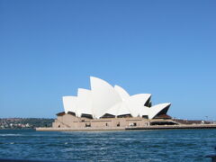 オペラ・ハウス
http://www.sydneyoperahouse.com/homepage.aspx

シドニーといえば、オペラハウス。高校生の頃、初めて見たときは天気の悪い日で、遠くからしか見ていなくて、「あっそ、ふ～ん」という印象だったのですが、青空バックだととてもきれい。独特な建物はやっぱりすごいです。2007年に世界遺産に登録されました。

