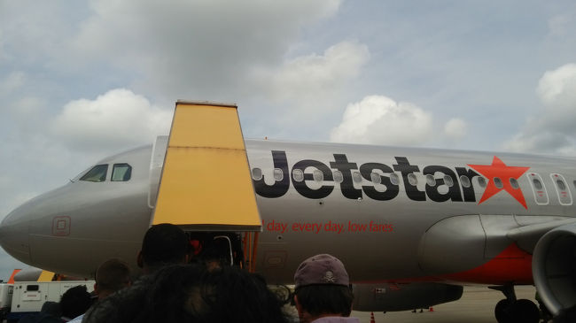 今回は旅費を浮かせるために初のジェットスターでいきました！<br />荷物を預けると追加料金が出るため、スーツケースの大きさを気にしないと行けません！<br /><br />特に席が狭いとか機内が汚ないとかはないですが、安いだけあって、あまり乗務員のかたは優しくはないです！<br /><br />成田から沖縄、沖縄から乗り継いで宮古島へ行きました！