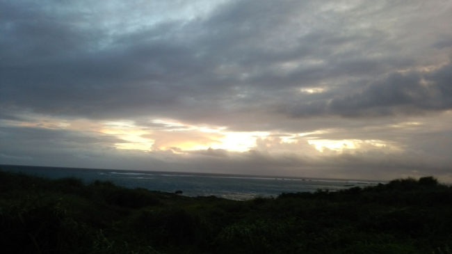 ひがしへんなざきに朝日を見にきました！<br />風が強いしすでに雲だらけです！
