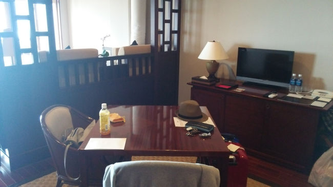 天気も次第に悪くなり、明日は外出禁止になるとのことでマックスバリューでお酒買い込んでホテルへ！<br />シギラベイサイドスイートアラマンダさんへ！<br />このために、格安航空券にしたのでした…