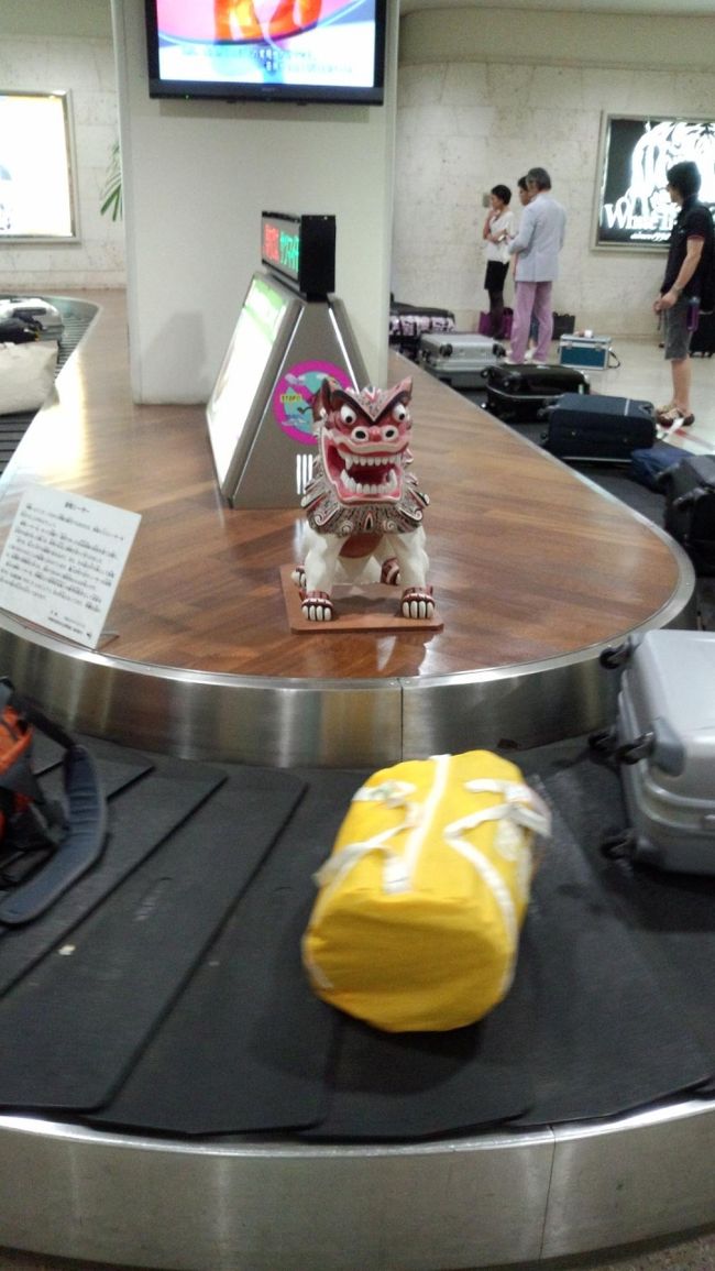 那覇空港に到着♪<br />斜め前に座っていた男性グループがサンボマスター<br />だったらしい！<br />確かに普通と違う感じがしたのは気のせいじゃ<br />なかった。<br /><br />荷物受取で早くもシーサーを発見！<br />沖縄だ〜！<br /><br />暑いぞ〜！！