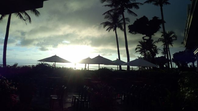 ちょうど夕日が沈む時でテラスが綺麗〜♪<br />沖縄に着いてからタイミングよく色々見れてる。<br />幸先いいね〜！<br /><br />前夜祭の場所が分からずウロウロ。<br />スタッフに聞いてやっと到着。<br /><br />ちょうど始まるところだった。<br />立食なのでテーブルを見つけとりあえず<br />飲み物をとる。やっとのことで先生をみつけた。<br />すぐにTony先生が乾杯の挨拶を。<br /><br />メレフラパーティーなので知ってる曲がかかったら<br />踊るのよ〜♪と先生。<br />いつ声がかかるかわからないので食べ物〜！と<br />横見たらバイキングに長蛇の列・・・<br />さすが皆さん・・