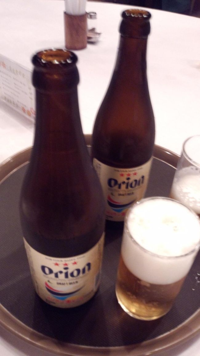 オリオンビールの瓶に益々テンションUP〜♪<br />美味しい〜！！<br /><br />食べ物もバイキングと期待してなかったが<br />何を食べても美味しい〜♪<br />来る前に散々沖縄の料理は期待できない！と<br />言われ続けたけど、全然そんなことない！<br />食べ物もおかわりが次から次へとでるし<br />こっちのバイキングなんかよりすごくいい♪