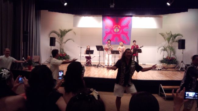 知ってる曲が何曲かかかり踊るがドレスが長くて<br />引っかかりうまく踊れない（T_T）<br />決して酔ってるわけではないのよ〜。<br /><br />最後にTony先生のフラが見れた♪<br /><br />食べて飲んで踊って楽しかったけど<br />2時間立ちぱっなしで疲れた・・・<br /><br />帰りにスーパーに寄る予定だったけど<br />お風呂の時間が間に合いそうにないので<br />そのままホテルへ帰宅。<br /><br />2か所ある大浴場の山の湯へ。<br />露天もあり中々広い。<br />沖縄の塩があったのでマッサージ♪<br />時間ギリギリだったので時間厳守！と<br />スタッフに念を押された(^^;)<br /><br />部屋に戻りホテル内のコンビニで買った<br />ビールで乾杯♪<br />疲れていたのでお休みのも言わないまま<br />寝ちゃった・・。<br />明日は本番！！