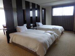 とりあえず荷物も多いのでレンタカーを返す前にホテル（サイプレスリゾート久米島）に戻った私達は、フロントで再度チェツクインをしました。

で、入った部屋がこちらの部屋。

なんとなんと！！

アップグレードされています。

部屋は広いし・・・。