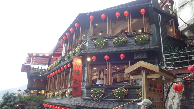 途中振り返ると千と千尋の、、世界ですね〜龍が飛んで来そうです。<br />金山の時代には華やかな街だったのかな？