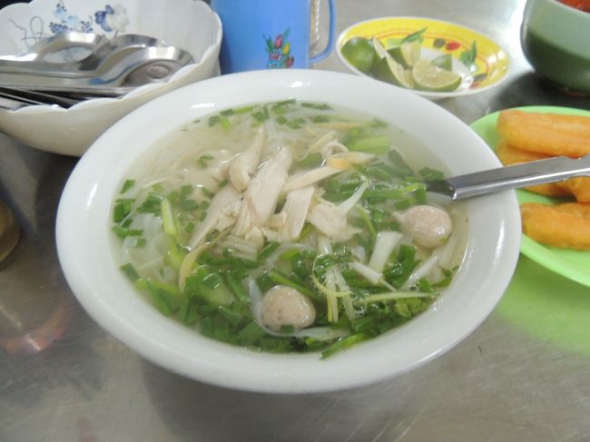 透明スープが上品！旨〜い！辛味噌を加えて味を変えてもGoodです。そして、ホーチミンより付け合わせの野菜(ハーブ)？が食べやすい。揚げパンも美味いです。<br />