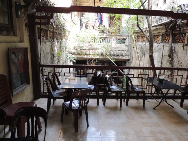 入口をグングン入って、お店の人にオーダーを頼み、好きな席に座る。ちなみに写真は二階席。