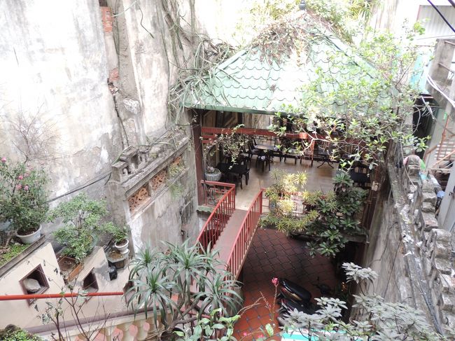 そこからさらに階段を登り、屋上席へ。ホエンキム湖が一望できる気持ちの良い席へ。