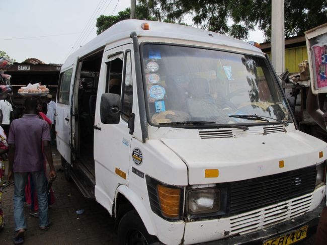 ボルガ・ターミナル<br /><br />Bus切符買わないで車内で待ってたら、出発間際に下ろされた。<br />切符売り場なんて無かったんだけど・・・あった、隅に倉庫と見間違うような所に。<br />更に1時間近く待って、次の便で移動。