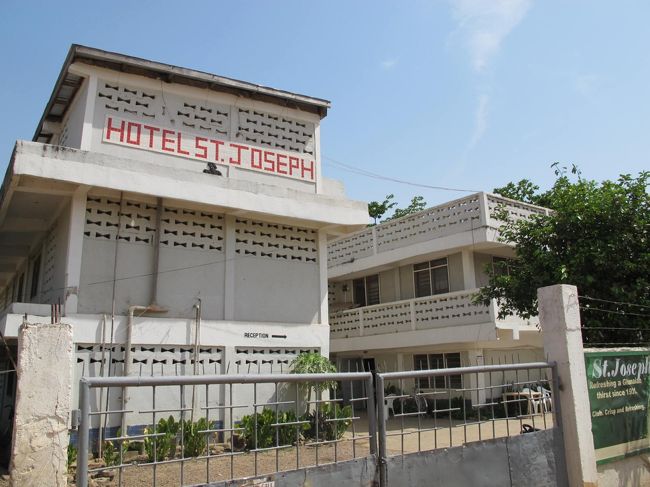 ボルガ・タンガの安宿「Hotel ST Joseph セント・ジョセフ」<br /><br />旅行人に載ってた「ブラックスター・ホテル」のつもりもちょっと遠く、暑いので手前にあったここにした。