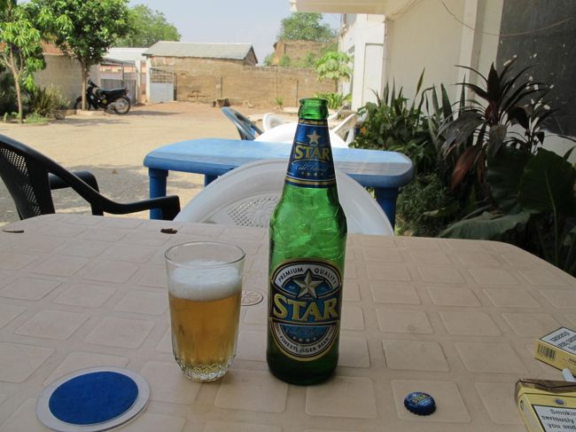 ボルガタンガの安宿「Hotel ST Joseph セント・ジョセフ」<br /><br />さっそくビールタイム♪<br />