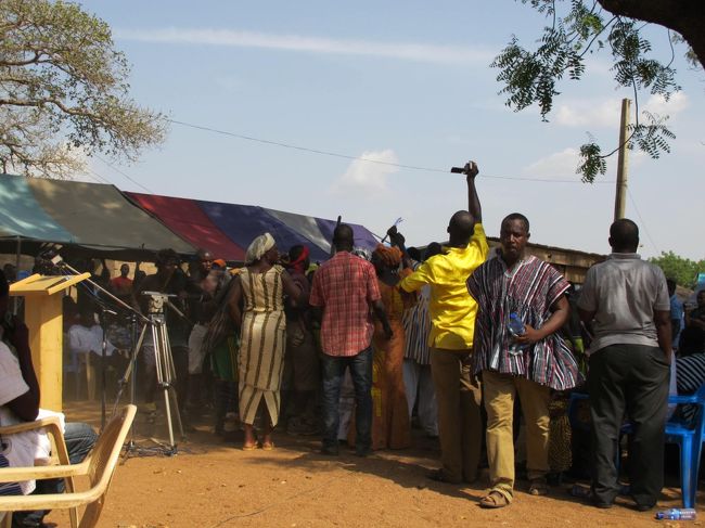 お金が少し足りないので、ＡＴＭへ向かうと何か集まりがあった。