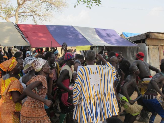 みんな踊ってる。