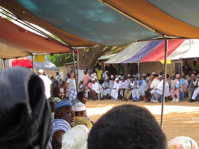 長老たちの席も準備されていた。<br /><br />もっと見てみたかったけど、ＡＴＭへ行って戻ってこよう。