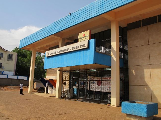 コマーシャル・バンク　<br />宿から5分ほど。master cardが使えるＡＴＭあり。少しだけキャッシング。