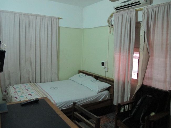 ガーナ、ボルガ・タンガの安宿「Hotel ST Joseph セント・ジョセフ」<br /><br />【価格】シングル、31セディ（約1220円）。＊飛込みで利用。<br />【設備】エアコン、室内水シャワー・洋式トイレ。机・TVあり。<br />　　　　Wifi・蚊帳・キッチン無し。物干し・セキュリティBox有り。<br />　　　　充電可。<br />【場所】下記の地図ご参照ください。<br />　　　　Add：Ayia Road, Bolgatanga, Ghana<br />　　　　Tel: 0382023214<br />　　　　E-mail：none　　URL：none<br />【評価】★★★★☆　(2泊)  まあまあお勧めです。<br /><br />コメント<br />・Bolgatangaのバス・ターミナルからBlack Star Hotelへ向かうも少し遠い。<br />　手前にここがあったので部屋見て逗留。<br />・シングルのエアコン無しは15セディ。宿に冷えたビールあり。<br /><br />