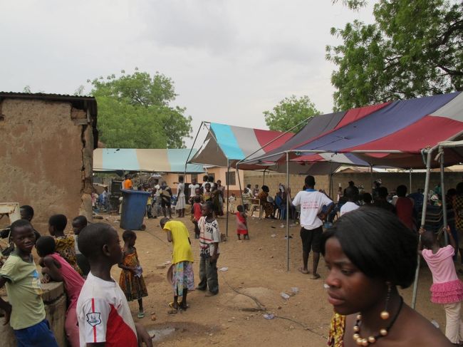 さっきの集まりに戻ってきたら、丁度終った後だった。<br /><br />ならば、ボルガ・タンガの散策してみよう。