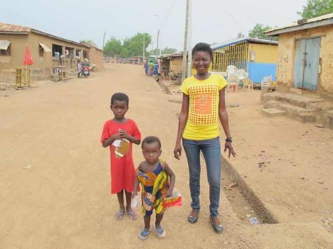 集落を抜けての道中で、カメラを見たからか、立ち止まってくれた。