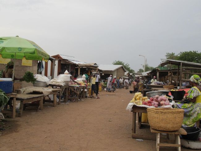 ここは市場のようです。<br /><br />少し道に迷いながら見込み外の道も、これまた楽しい。