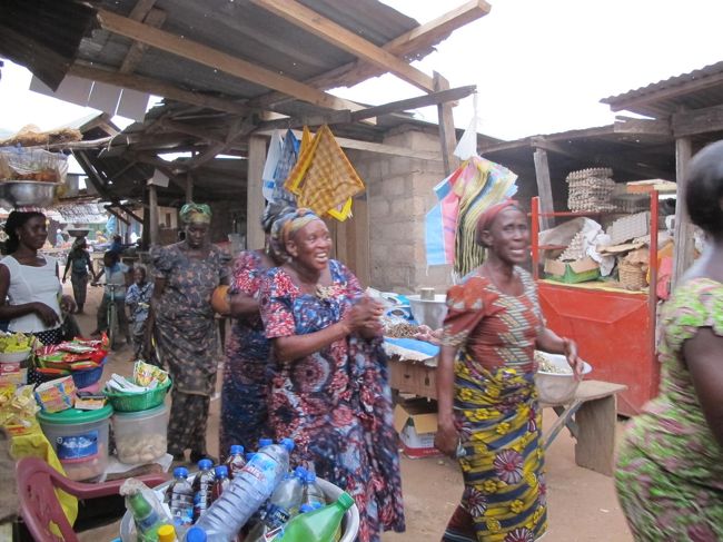 おばちゃんたちが大きな声で歌いながら通り過ぎて行った。