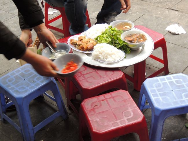 ぶらぶら歩いていたらお腹がすいたので、ブンチャーを食べる。豚肉とつくねの炭火焼き。お店の周りや床にはゴミがいっぱい。美味しいお店なのかな？