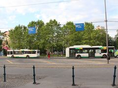 リュブリャナバスターミナル

鉄道駅の前。
駅入口の隣がマクドナルドで、無料のWi-Fiが使える。
マックの建物の前でも繋がった。

前の空間がバス停で線引きされてる。
上に番号と行き先の書いたプレートがある。