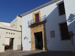 右の建物は闘牛博物館。昔入ったことありますが、なかなか見応えのある博物館です。1940年代に活躍したコルドバ出身の名闘牛士マノレーテの遺品などが見られます。
http://www.museotaurinodecordoba.es