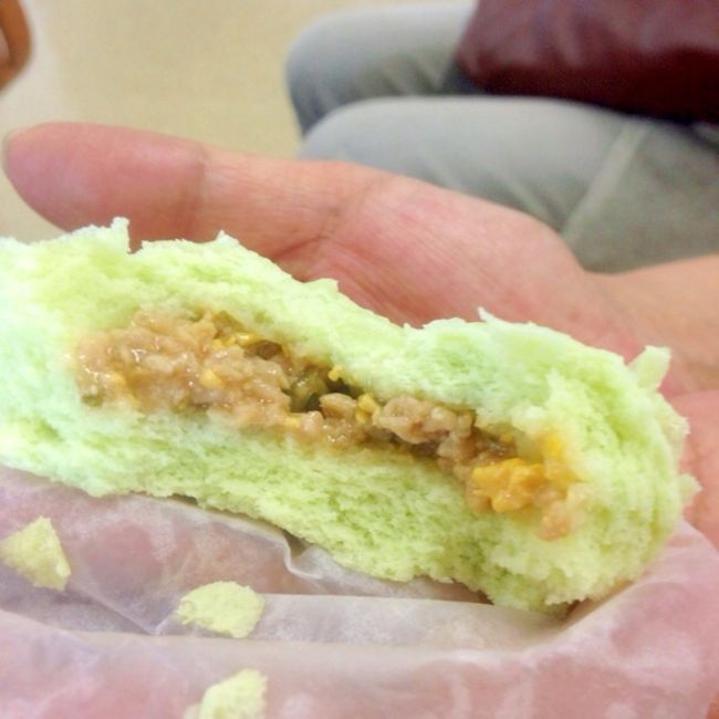 肉まんなんだけど、緑の皮に、ゴーヤ入りの肉あんがおいしい<br />