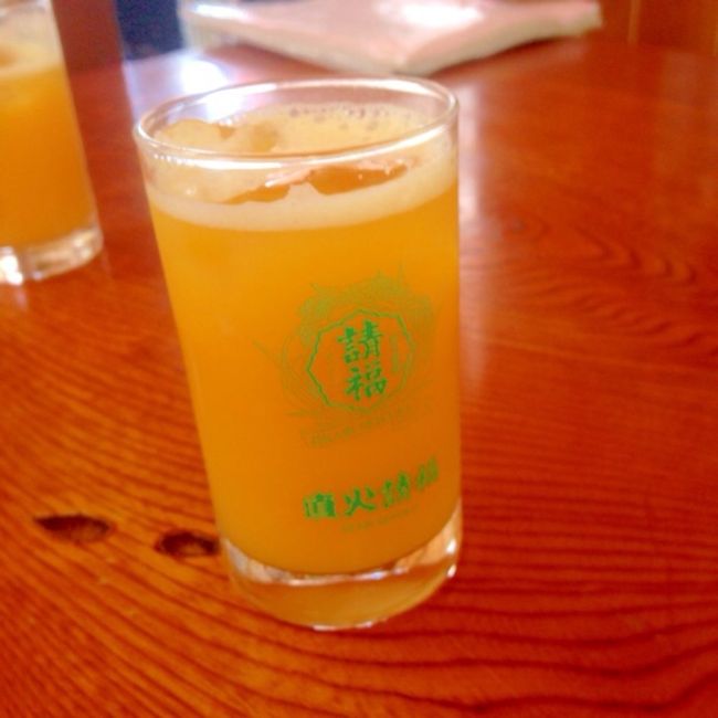 ランチメニューのセットのオレンジジュース<br />なんだか、生しぼり？<br />ぜったいそうだよ〜、まだ生温かい<br />氷となじんできたら、すごいおいしかったです