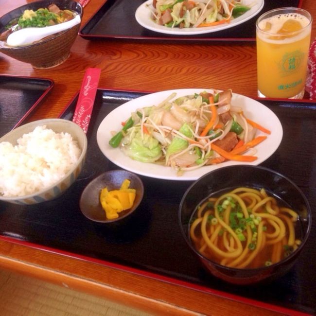 もう２時を回ってしまいましたが、事前にチェックしてた「のりば食堂」さんです。<br />ウコンの練りこまれたそばが有名と聞き、野菜チャンプルー〈日替わりランチ〉以外にそばを頼んだら、日替わりランチの中にもそばがあった！！ごはんも大盛りなのに！！安くておいしい！でも量がハンパない！<br />おばちゃん教えてくれればよかったのに〜<br />熟女３人で必死に食べました<br />チャンプルーに入ってる豚肉がすごくおいしい！皮付きの肉なんて初めて食べたよ〜