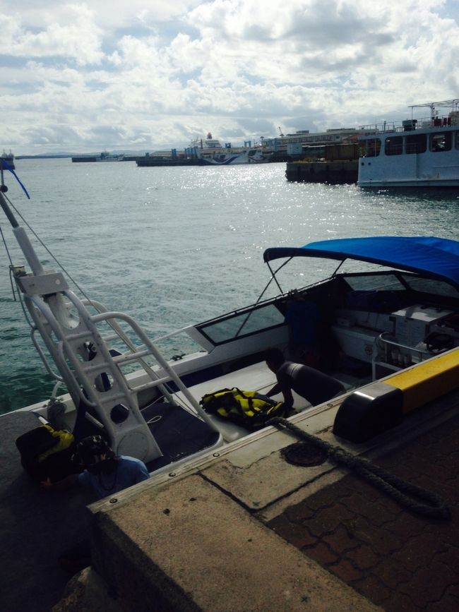 なんとか１０分の遅刻をして<br />周りの皆様へ平謝り（汗）<br /><br />ブルーシーサーさんのパラセーリングに向かいます。<br />この日は女子ばかりシルバー世代までの３グループでした。<br />