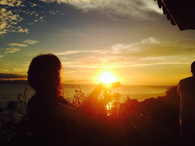 そして観音崎で夕日タイム！！<br />雲が多めでしたが、なかなかの景色です。<br />手乗り太陽でいかがでしょう<br />夕日がおちるのは、19：30頃ですから<br />どうしても、夕飯の時間が遅くなっちゃう