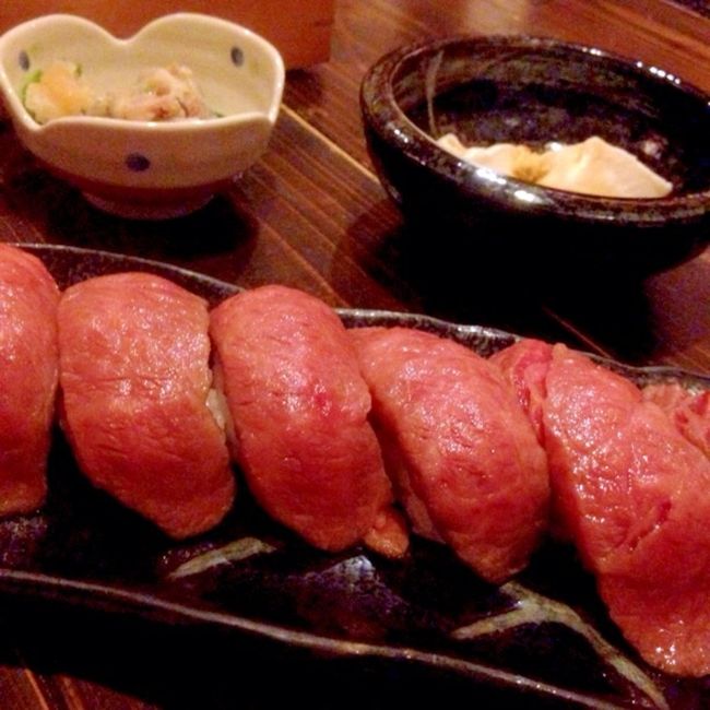 息子のおすすめで8時に予約したけど、平日だからか空きはありました。<br />「すし太郎」で石垣牛のにぎり！<br />おいしいという人と油っぽいという意見が<br />私は好きですけど