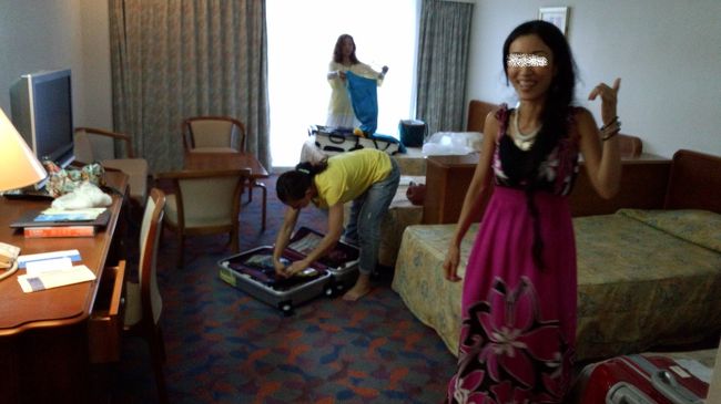 荷物広げる前に撮ればよかった(^^;)<br /><br />沖縄かりゆしビーチリゾート・オーシャンスパ<br />4ベッドで広ーい！！<br />ガーデンビューとあったが外見たら駐車場が見えた(笑)<br /><br />予約は沖縄ツアーランドで格安に♪<br />http://www.okitour.net/<br /><br />予約すると沖縄金券をもらえる。<br />ホテルや提携先で使えるからなんだか得した気分♪<br /><br />