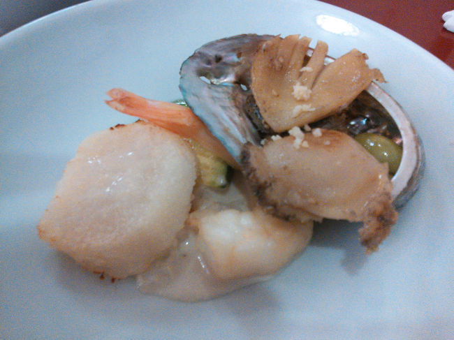 アワビ、帆立とえびのクリームソース仕立て<br /><br />贅沢な一品、おいしかった〜♪