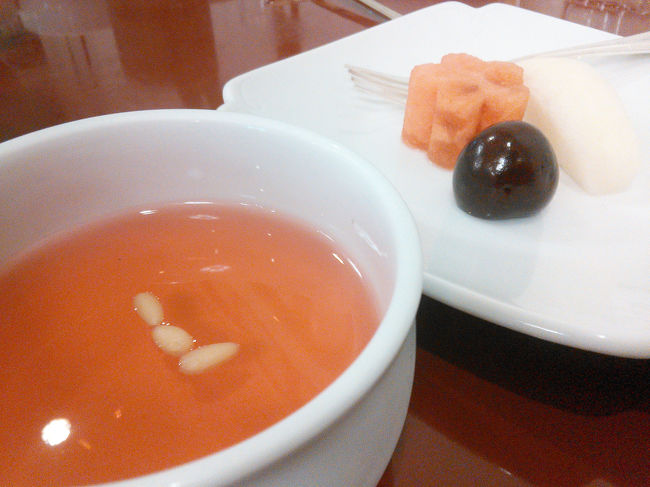 最後に五味子茶とフルーツ<br /><br />一品ずつ味わいながらゆっくりいただきましたが、後半お腹がいっぱい！<br />でも伝統料理なのでとってもヘルシーですよ〜<br /><br />お行儀良く、ごちそうさまでしたm(_ _)m