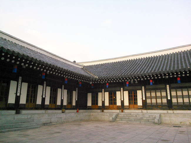 食事のあと、昌徳宮へは各自で移動。<br /><br />『月灯り紀行』は20時からなので、コリアハウスの伝統韓屋を見学。<br /><br />