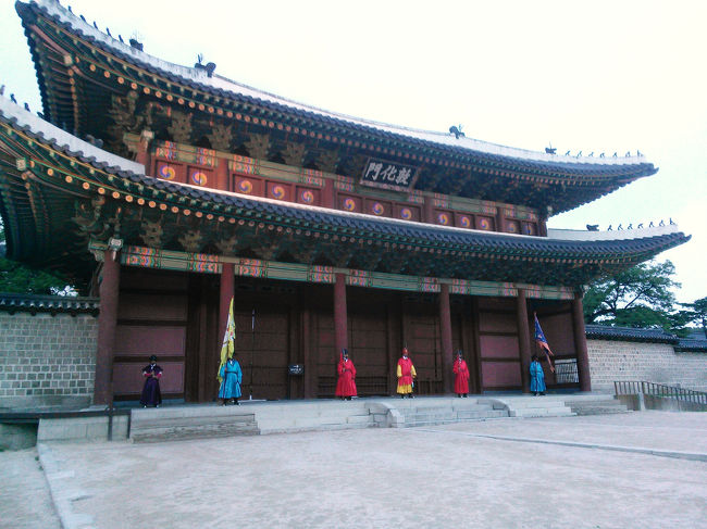 19:30昌徳宮に到着。日本と違ってまだ明るいですね〜